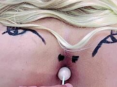 Mentes maliciosas vão dizer que é um cu rosinha chupando pirulito completo no sheer e red