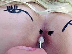 Mentes maliciosas vão dizer que é um cu rosinha chupando pirulito completo no sheer e red