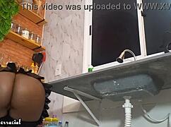 Novinho ficou sozinho com empregada casada e não aguentou e gozou na cara dela