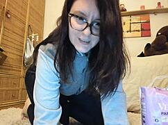 尿满的尿布激发恋物自慰