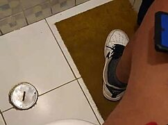 La mama de mi mejor amigo catches me with her thong and swallows everything