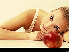 Dripping wet beauty, uh, mastubates to soapy climax in tub!