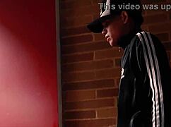 Puta Peligrosa Folla a un Tipo Arruinado Tras Amenazarlo con Cuchillo. Monta Duro Sin Condón!