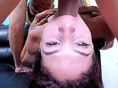 沙发上倒挂深喉，结束凌乱