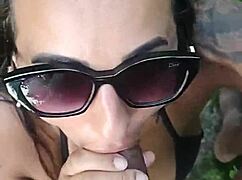 esposa gostosa se exibindo em praia p�blica chupando o marido e levando gozada na cara ad�o e eva