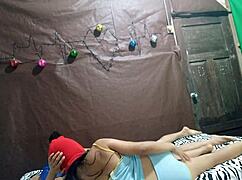 el fantasma folla a la pareja en cama estigmatizada por seres de otro mundo