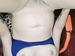 Que sabroso se siente bien profundo este enorme pollon y mira como sale mi leche a chorros