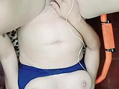 Que sabroso se siente bien profundo este enorme pollon y mira como sale mi leche a chorros