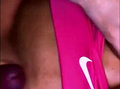 La madre de su amiga era una mujer voluptuosa que siempre vestía ropa ajustada y provocativa, lo que lo ponía muy nervioso en la universidad.