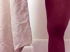 Watch Juicemyanal rub her gaping pussy until she squirts? So hot!