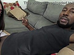 Seria ninfo sem camisinha leva pica dura no sofá, tomando na buceta e no cuzinho até gozar muito.