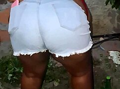 Vizinha da bunda grande limpando o quintal