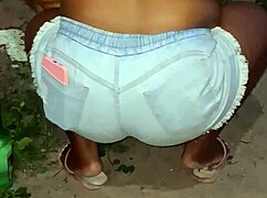 Vizinha da bunda grande limpando o quintal