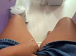 Follandome el coño en público enfrente de mis clientes 😏