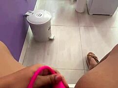 Follandome el coño en público enfrente de mis clientes 😏