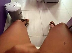 Follandome el coño en público enfrente de mis clientes 😏