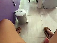 Follandome el coño en público enfrente de mis clientes 😏