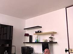 Alice milf aux gros seins baise avec deux hommes