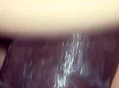 bbc深深射进娇小18+18岁小穴里，继续干她，这个小婊子有世界上最好的小穴，她的穴夹得我鸡巴好爽，还这么多汁