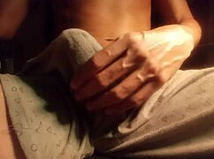 热辣家伙在睡衣里撸大鸡巴时呻吟