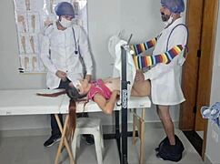 Equipe de ginecologistas atende a primeira vez da paciente