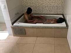 est�vamos na banheira relaxando e n�o resisti acabei dando minha bunda para o novinho