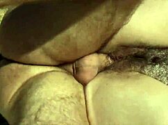 Une Étudiante Avec La Chatte Poilue Aime L'éjaculation Sur Ses Poils Pubiens