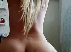 Difícil não gozar vendo as melhores sentadas dessa loira gostosa com sua bunda perfeita