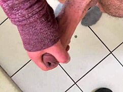 dick flash gran carga de semen arriesgando a que mis vecinas me vean en las escaleras