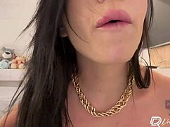 rabuda gostosa tirando seus shortinhos de academia socados na bunda