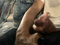 Le muestro mi verga en el bus público y ella decide venir a tocarla