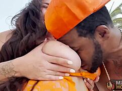 曲线美女乔西贾克逊在户外被罗姆梅杰操逼