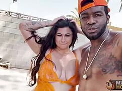 曲线美女乔西贾克逊在户外被罗姆梅杰操逼