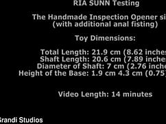 Ria Sunn聊测试巨型玩具肛门拳交