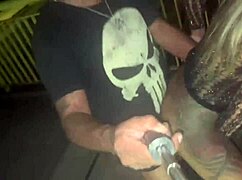 Casada Se Exibindo Na Rua Muito Gostosa Deixou Todos Loucos E Fez Um Ciclista Tocar Uma Pra Ela Em Público.