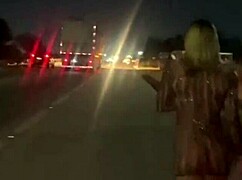 Casada Se Exibindo Na Rua Muito Gostosa Deixou Todos Loucos E Fez Um Ciclista Tocar Uma Pra Ela Em Público.