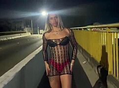 Casada Se Exibindo Na Rua Muito Gostosa Deixou Todos Loucos E Fez Um Ciclista Tocar Uma Pra Ela Em Público.