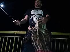 Casada Se Exibindo Na Rua Muito Gostosa Deixou Todos Loucos E Fez Um Ciclista Tocar Uma Pra Ela Em Público.