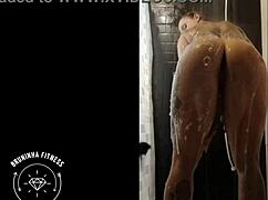 ruiva cavala depila bucetinha no banho e deixa lisinha - completo no red