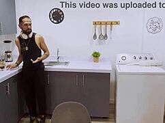 Esposa Infiel Se Folla A Su Compañero De Trabajo Cuando Su Marido No La Ve!