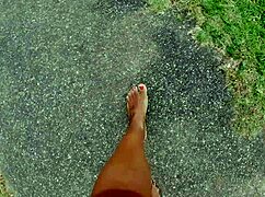 andando na rua e na praia descalços sujando os pés - fetiche por pés