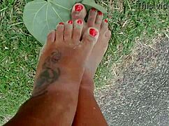 andando na rua e na praia descalços sujando os pés - fetiche por pés