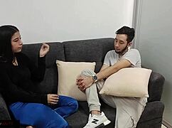 resulto bien cachonda la joven se ofrece a chuparme la verga y me pone su coño en la boca para que se lo mame y la penetre