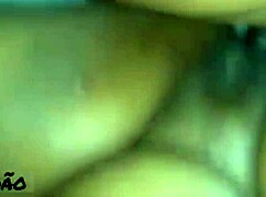 Socando a m�o na buceta da preta