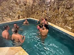 orgia com os amigos na piscina do motel