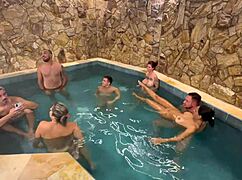 orgia com os amigos na piscina do motel