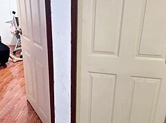 她抓到我在她沙发上自慰 - 学生