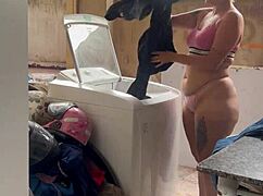 Vizinho Fica Escondido Enquanto Mulher Lava Roupa Bem A Vontade