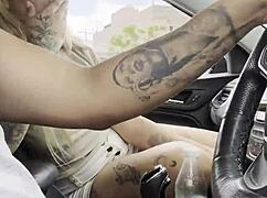 Desconocida se sube a mi carro y me da una mamada con facial