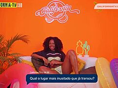 A morena molhou a bucetinha de tesao sensual.